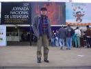 Socilogo francs Edgar Morin, em frente ao prtico de entrada da 10 Jornada Nacional de Literatura em Passo Fundo